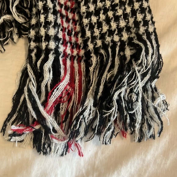 Steve Madden Plaid black, white, red wool scarf NWT - Picture 6 of 8